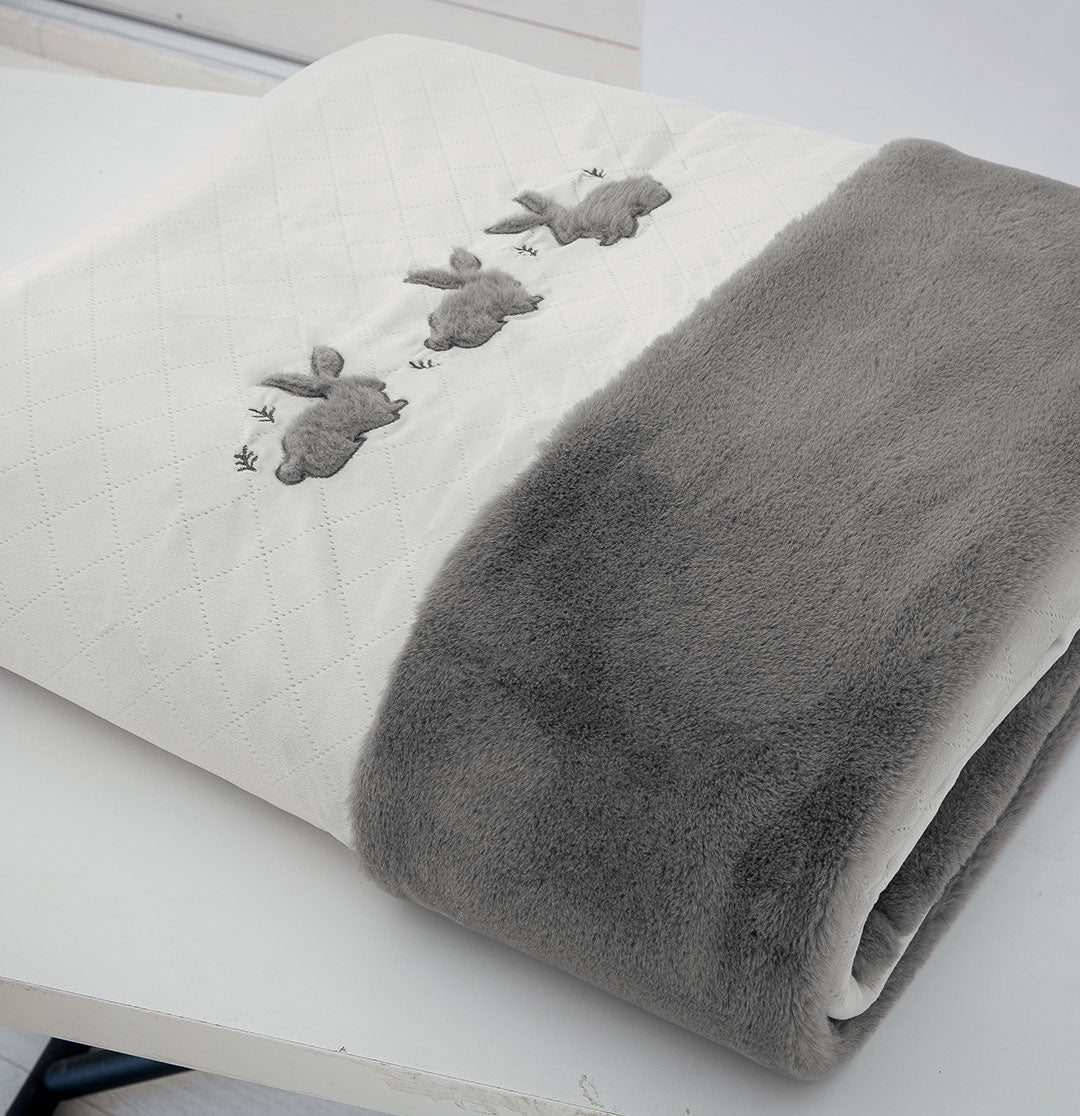 Tender moment Bed throw