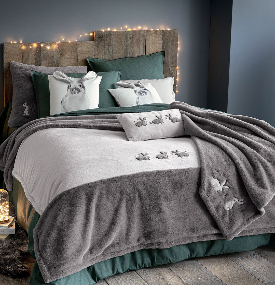 Tender moment Bed throw